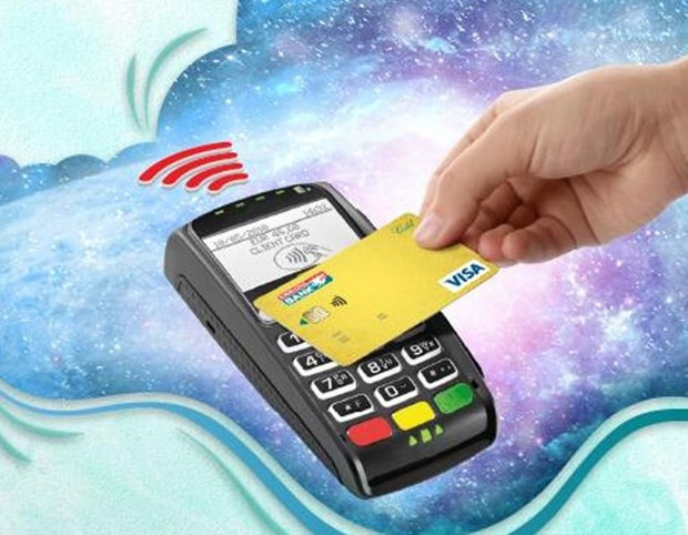 Nhiều người dân đã chuyển sang giao dịch online. (Ảnh: CTV/Vietnam+) Đẩy mạnh các giải pháp phát triển thanh toán không dùng tiền mặt ảnh 2