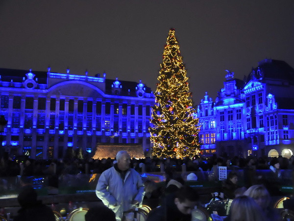 Cây thông Noel trên Quảng trường lớn của Brussels. (Ảnh : Kim Chung/TTXVN) Bỉ tăng cường an ninh trước thềm Giáng sinh và Năm mới ảnh 1