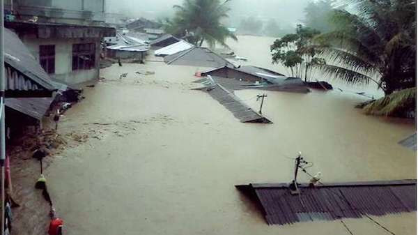 Hơn 100.000 người phải sơ tán do lũ lụt tại tỉnh West Nusa Tenggara. (Nguồn: newsx.com) Lũ lớn tại miền Trung, Indonesia công bố tình trạng khẩn cấp 14 ngày ảnh 1