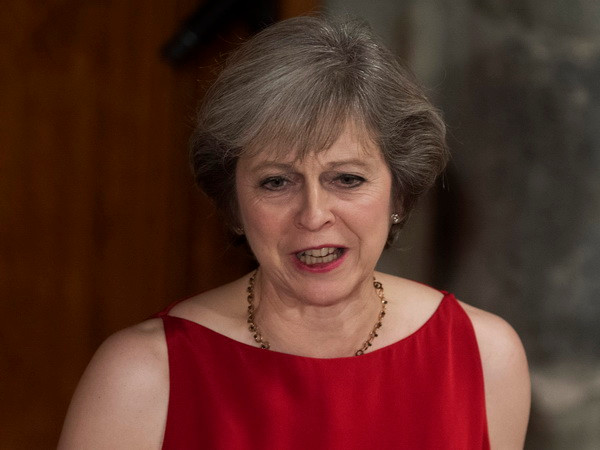 Thủ tướng Anh Theresa May đọc thông điệp Giáng sinh đầu tiên. (Nguồn: EPA/TTXVN) Thủ tướng Anh kêu gọi người dân đoàn kết trong thông điệp Giáng sinh ảnh 1