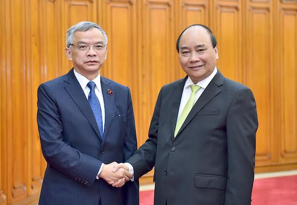 Thủ tướng Nguyễn Xuân Phúc tiếp Bộ trưởng Bộ Tài nguyên và Môi trường Lào Sommad Pholsena. (Nguồn: Cổng TTĐT Chính phủ) Lào đảm bảo xây thủy điện trên sông Mekong tuân thủ quy định quốc tế ảnh 1