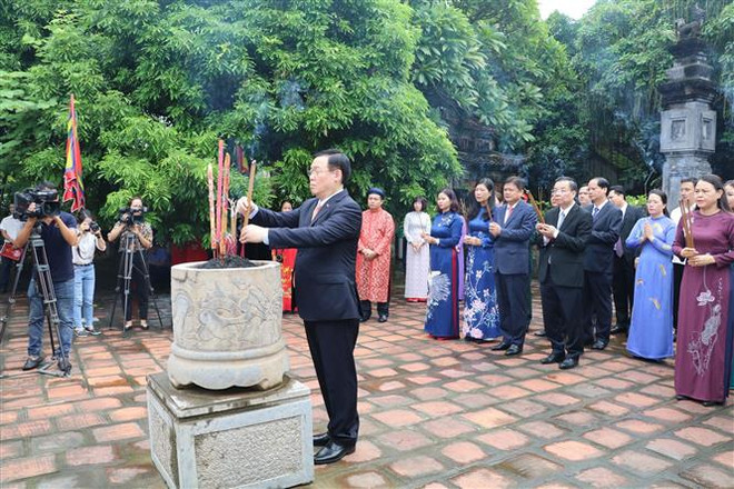 Lãnh đạo thành phố Hà Nội dâng hương tại Cố đô Hoa Lư và Đền Đô ảnh 2