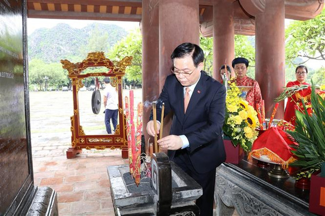 Lãnh đạo thành phố Hà Nội dâng hương tại Cố đô Hoa Lư và Đền Đô ảnh 3