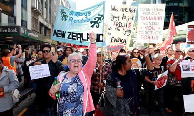 Hàng ngàn giáo viên biểu tình trên phố Queen ở Auckland của New Zealand. (Nguồn: Getty Images) Hàng chục nghìn giáo viên New Zealand đình công đòi tăng lương ảnh 1