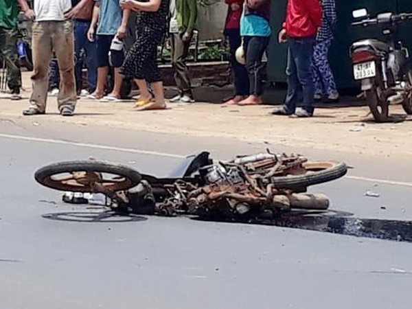 Hưng Yên: Xe máy va chạm với ôtô, hai mẹ con thiệt mạng ảnh 1