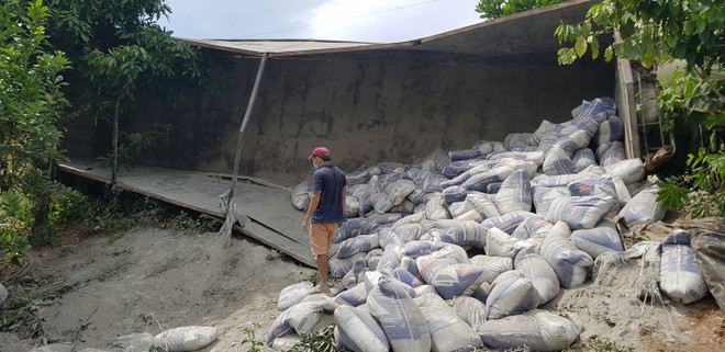 Xe tải chở ximăng lật xuống vực, cả gia đình 4 người thoát chết ảnh 2