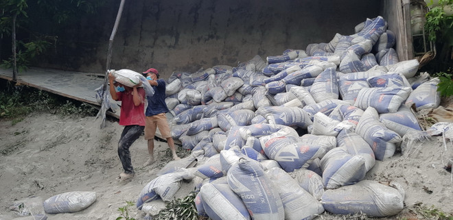 Xe tải chở ximăng lật xuống vực, cả gia đình 4 người thoát chết ảnh 1