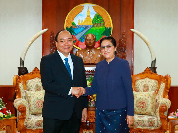 Thủ tướng Nguyễn Xuân Phúc gặp gỡ lãnh đạo Đảng, Nhà nước Lào ảnh 1