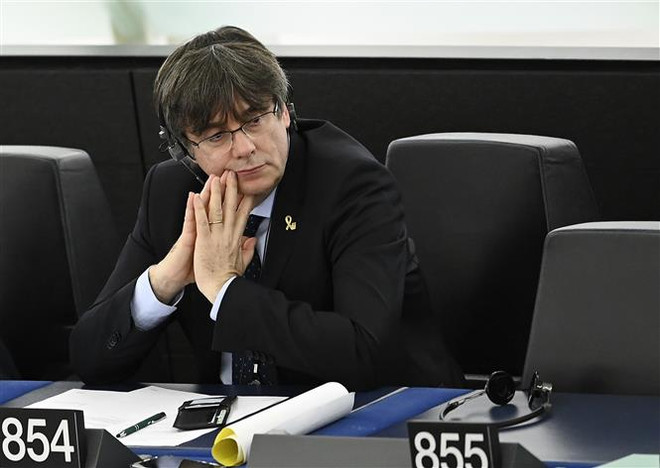 Cựu Thủ hiến vùng Catalonia Carles Puigdemont tham dự phiên họp đầu tiên của ông với tư cách nghị sỹ EP tại Strasbourg, Pháp. (Ảnh: AFP/TTXVN) EP xem xét tước quyền miễn trừ truy tố cựu lãnh đạo vùng Catalonia ảnh 1