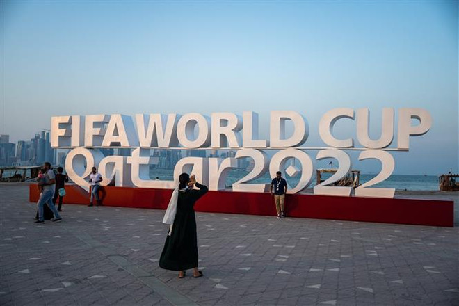 Du khách chụp ảnh tại Doha, Qatar. (Ảnh: AFP/TTXVN) World Cup 2022: Trái bóng Al Rihla có những điểm gì đặc biệt? ảnh 1