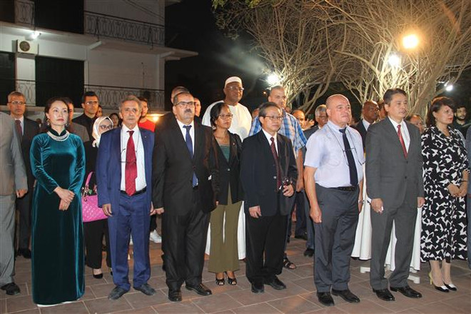 Các đại biểu tại Lễ kỷ niệm 60 năm Ngày thiết lập quan hệ ngoại giao Việt Nam-Algeria tại thủ đô Algiers. (Ảnh: Huỳnh Khánh/TTXVN) Kỷ niệm 60 năm Ngày thiết lập quan hệ ngoại giao Việt Nam-Algeria ảnh 1