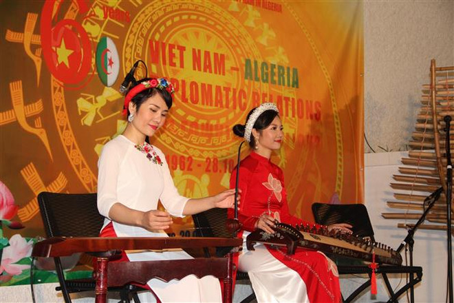 Tiết mục biểu diễn đàn bầu và đàn tranh, do các nghệ sĩ Việt Nam trình diễn. (Ảnh: Huỳnh Khánh/TTXVN) Kỷ niệm 60 năm Ngày thiết lập quan hệ ngoại giao Việt Nam-Algeria ảnh 3