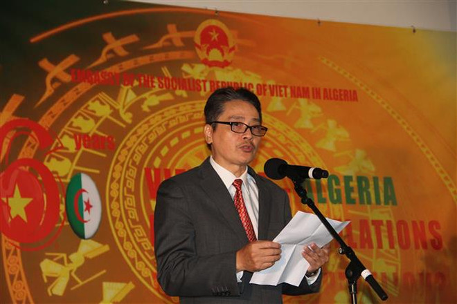 Đại sứ Việt Nam tại Algeria Nguyễn Thành Vinh phát biểu khai mạc buổi lễ.(Ảnh: Huỳnh Khánh/TTXVN) Kỷ niệm 60 năm Ngày thiết lập quan hệ ngoại giao Việt Nam-Algeria ảnh 2