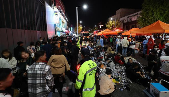 Hiện trường vụ giẫm đạp tại Seoul, Hàn Quốc. (Ảnh: Yonhap/TTXVN) Vụ giẫm đạp tại Itaewon: Đang xác minh tin một người Việt thiệt mạng ảnh 1