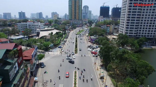 [Video] Vắng bóng cây xanh, Hà Nội "oằn mình" trong cái nắng đầu hè ảnh 1