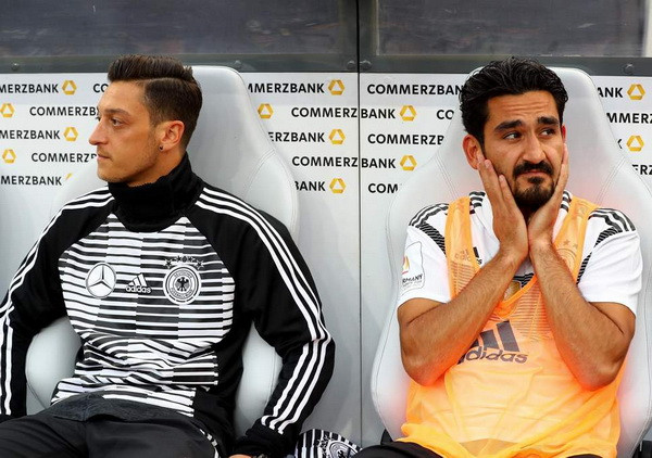 Stefan Effenberg yêu cầu tuyển Đức ''loại ngay Oezil và Guendogan'' ảnh 1