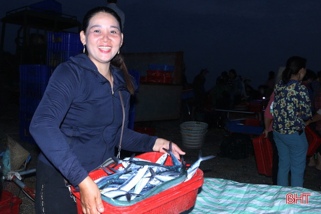 Về Hà Tĩnh, đi chợ cá độc đáo Cồn Gò, ngắm bình minh ảnh 1