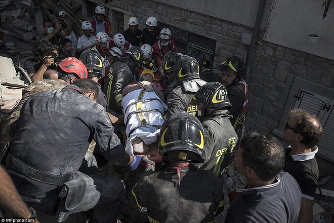 Những hình ảnh nhói lòng từ tâm chấn động đất chết chóc ở Italy ảnh 2