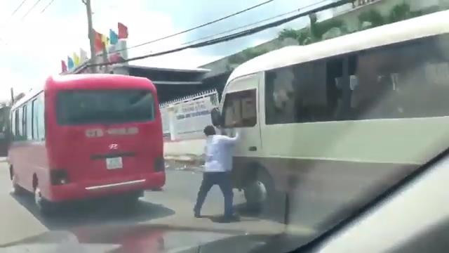 Tước giấy phép lái xe hai tài xế xe khách rượt đuổi nhau trên đường ảnh 1