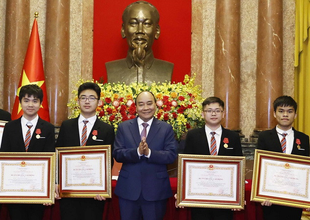 Chủ tịch nước Nguyễn Xuân Phúc trao tặng Huân chương Lao động hạng Nhì và hạng Ba cho học sinh đoạt giải các cuộc thi Olympic và Khoa học kỹ thuật quốc tế năm 2022. (Ảnh: Thống Nhất/TTXVN) Gặp mặt học sinh đoạt giải thi Olympic, Khoa học kỹ thuật quốc tế 2022 ảnh 2