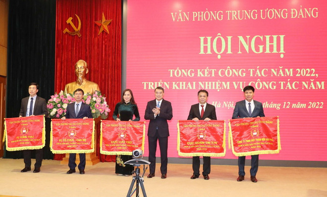 Ông Lê Minh Hưng, Bí thư Trung ương Đảng, Chánh Văn phòng Trung ương trao Cờ thi đua cho các tập thể có thành tích xuất sắc. (Ảnh: Phương Hoa/TTXVN) Văn phòng Trung ương Đảng triển khai nhiệm vụ công tác năm 2023 ảnh 3