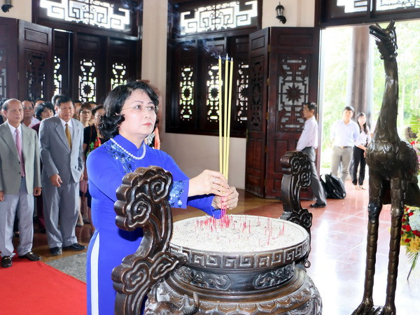 Dâng hương kỷ niệm 105 năm Ngày sinh đồng chí Phạm Hùng ảnh 1