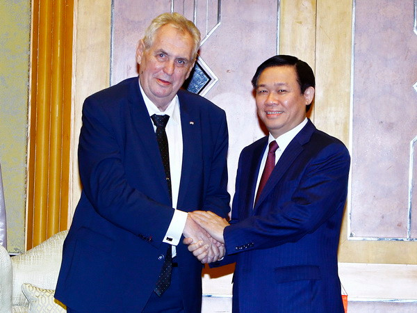 Phó Thủ tướng Vương Đình Huệ hội kiến Tổng thống Séc Milos Zeman ảnh 1