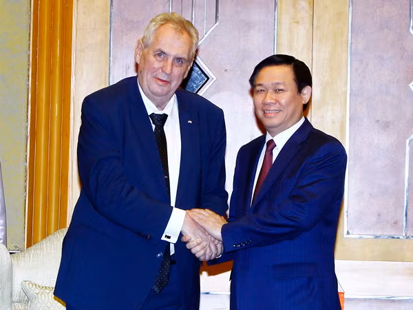 Phó Thủ tướng Vương Đình Huệ hội kiến Tổng thống Séc Milos Zeman ảnh 1