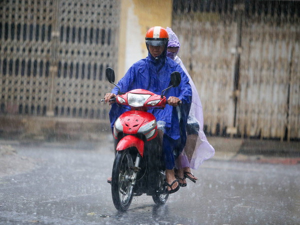 Mưa tiếp tục bao trùm các khu vực trên cả nước trong đêm nay ảnh 1