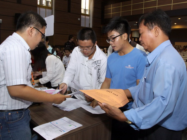 ​Nhiều trường đại học miễn lệ phí xét tuyển cho thí sinh khó khăn ảnh 1