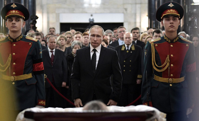 Bức ảnh cho thấy ông Putin thể hiện sự đau buồn trong lễ tang của ông Karlov. (Nguồn: Sputnik) Ông Putin đau buồn tại tang lễ của Đại sứ Nga thiệt mạng ở Thổ Nhĩ Kỳ ảnh 1