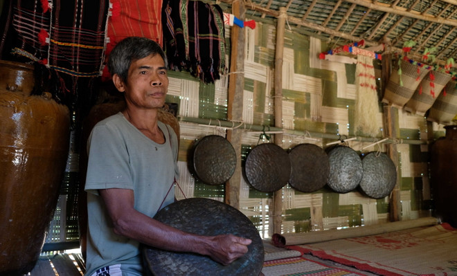 Ông Điểu K’Bôi đánh bài chiêng mừng nhà mới mỗi khi có khách quý ghé thăm. (Ảnh: Nguyễn Dũng/TTXVN) Phục dựng nhà dài để giữ gìn bản sắc văn hóa truyền thống dân tộc Mạ ảnh 1