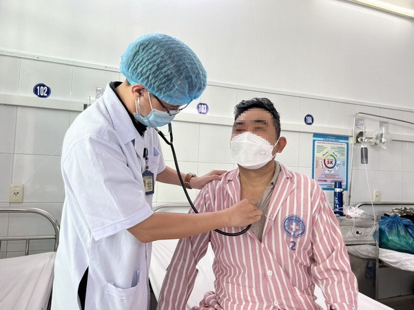 Đà Nẵng: Nội soi lấy viên thuốc nguyên vỏ trong khí quản bệnh nhân ảnh 1