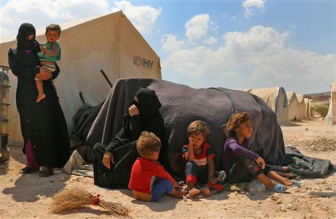 Người tị nạn Syria tại một lán trại tạm bợ ở Kafr Lusin, tỉnh Idlib. (Ảnh: AFP/TTXVN) Thảm họa nhân đạo trong ''vũng lầy chính trị'' tại Syria ảnh 1