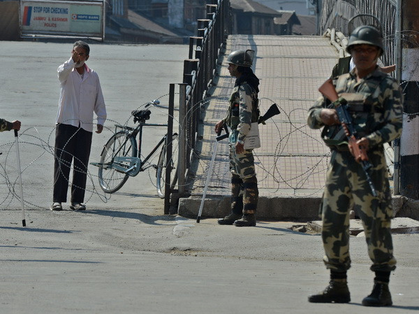 Binh sỹ Ấn Độ và Pakistan đấu súng hạng nặng ở Kashmir ảnh 1