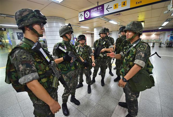 Binh sỹ Hàn Quốc tham gia cuộc tập trận tại nhà ga ở Seoul. (Ảnh: AFP/TTXVN) Quân đội Hàn Quốc và Mỹ kết thúc tập trận theo kế hoạch ảnh 1