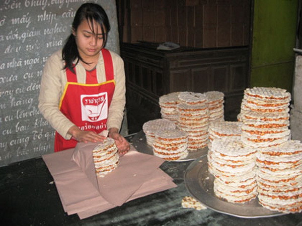 Đóng gói kẹo cuđơ tại cơ sở sản xuất kẹo Cu Đơ Thư Viện. (Nguồn: keocudohatinh) Hỏa hoạn tại cơ sở sản xuất kẹo cu đơ ở thành phố Hà Tĩnh ảnh 1