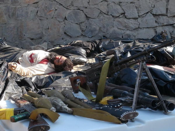 Xác của các phần tử Taliban sau một vụ giao tranh. Ảnh minh họa. (NguồnL AFP/TTXVN) Quân đội Pakistan không kích tiêu diệt 60 phần tử Taliban ảnh 1