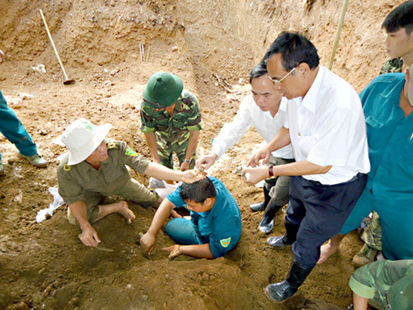 Cất bốc 36 hài cốt liệt sỹ trong hố chôn tập thể ở Long Khánh ảnh 1