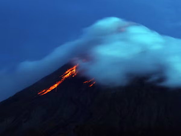 Philippines sơ tán dân do núi lửa Mayon hoạt động mạnh ảnh 1