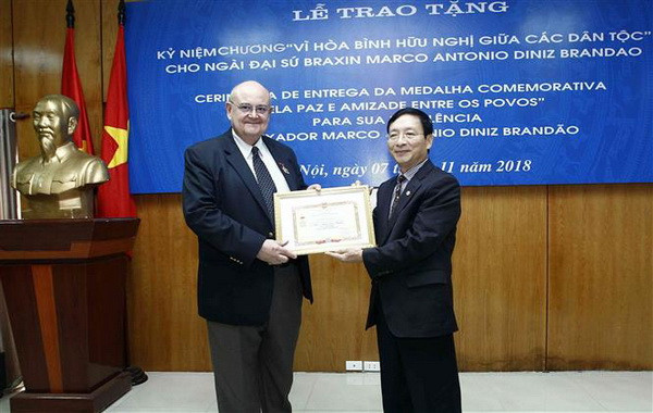 Trao Kỷ niệm chương Vì hòa bình tặng Đại sứ Brazil tại Việt Nam ảnh 1