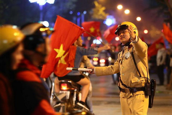 Công an Thành phố Hà Nội phân luồng giao thông và bảo đảm an ninh trật tự và phòng chống đua xe trái phép. (Ảnh: Doãn Tấn/TTXVN) Phân luồng giao thông phục vụ trận chung kết lượt về AFF Suzuki Cup ảnh 1