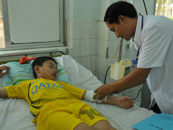 Cứu chữa bé trai uống nhầm thuốc tăng trưởng cao su ảnh 1