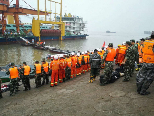 13 người được cứu sống, 5 người chết vụ chìm tàu Trung Quốc ảnh 1