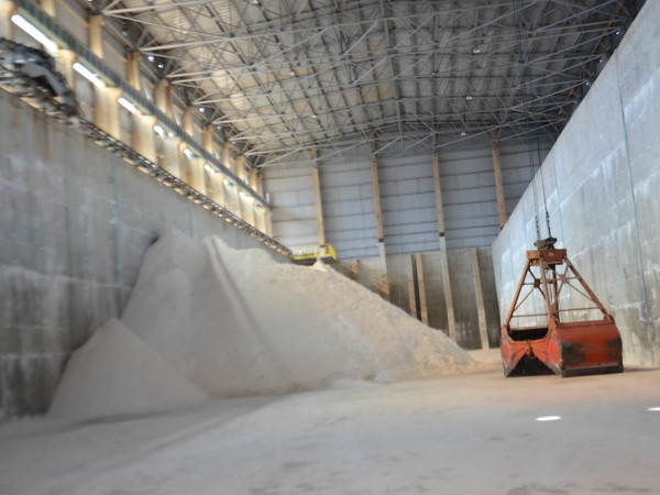 Bụi từ Nhà máy Alumin Nhân Cơ bám trắng cây trồng của người dân ảnh 1