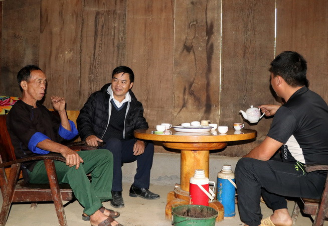 Anh Sùng A Dinh (thứ 2, từ trái sang), Chủ tịch Ủy ban Nhân dân xã Chế Tạo, huyện Mù Cang Chải, tỉnh Yên Bái là cán bộ luân chuyển, gần gũi nhân dân để vận động bà con thực hiện đúng chủ trương, chính sách của Đảng, Nhà nước. (Ảnh: Việt Dũng/TTXVN) Luân chuyển cán bộ về vùng cao, biên giới để rèn giũa, trưởng thành ảnh 1