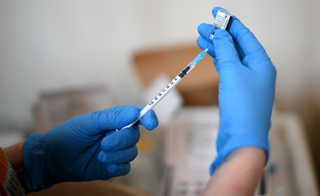 Nhân viên y tế chuẩn bị tiêm vaccine phòng COVID-19 cho người dân. (Ảnh: AFP/TTXVN) Đức cam kết viện trợ 75 triệu liều vaccine cho các nước nghèo ảnh 1