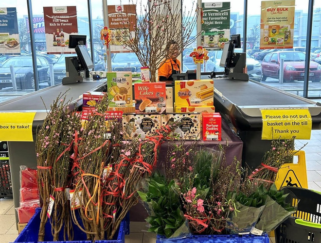 Sôi động thị trường hàng Tết tại Anh, kiều bào hân hoan sắm sửa ảnh 1