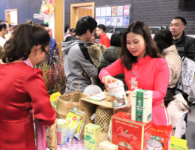 Sôi động thị trường hàng Tết tại Anh, kiều bào hân hoan sắm sửa ảnh 3