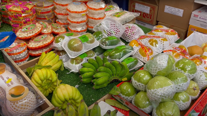 Sôi động thị trường hàng Tết tại Anh, kiều bào hân hoan sắm sửa ảnh 5